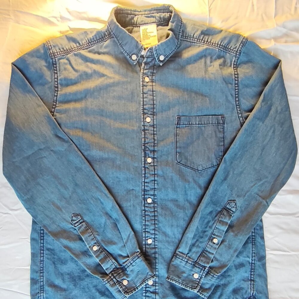 H&M Denim Shirt Men’s Size M Blue Button Down Excellent Condition